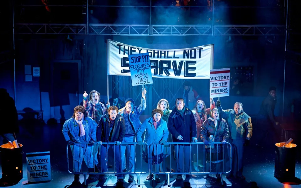 Pride-cast-production-11-National-Theatre-Photo-Manuel-Harlan