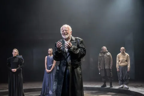 2511 Ian McDiarmid King Lear and members of the company in King Lear. Photo by Johan Persson