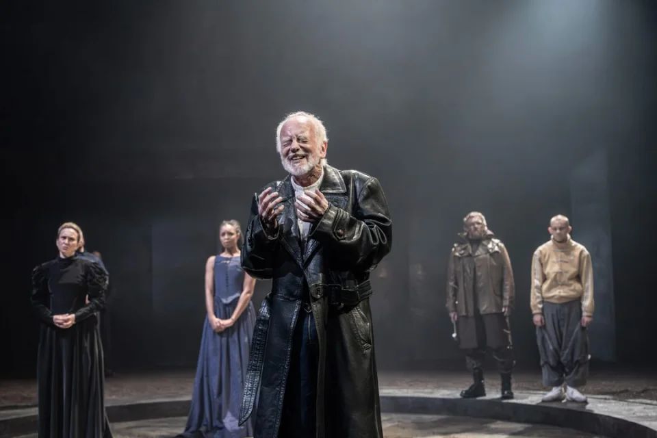 2511 Ian McDiarmid King Lear and members of the company in King Lear. Photo by Johan Persson