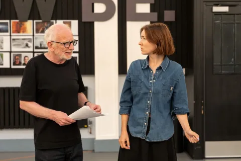791 Ian McDiarmid King Lear and Bebe Sanders Cordelia in rehearsals for King Lear. Photo by Johan Persson