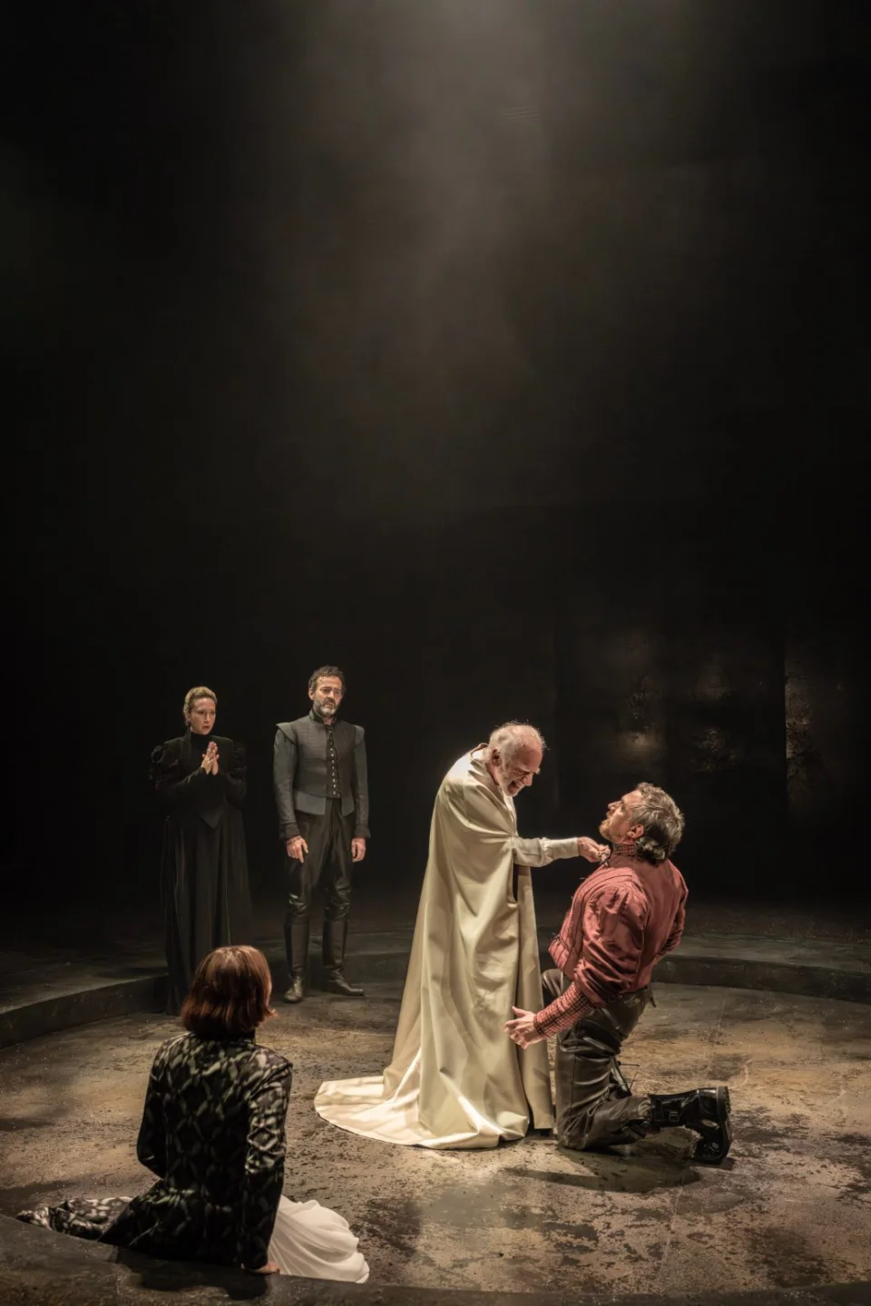 412 Members of the company in King Lear. Photo by Johan Persson