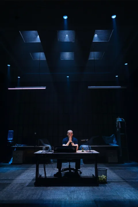 Russell-Tovey-in-THE-GUILTY-Donmar-Warehouse-2026-Photo-by-Helen-Murray