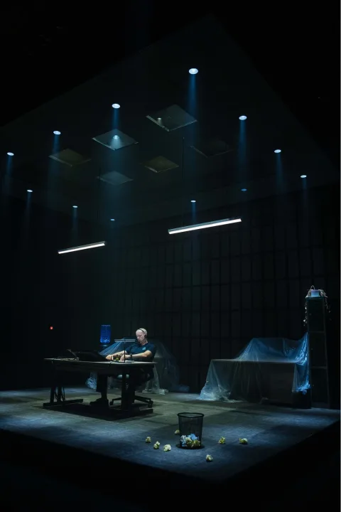 Russell-Tovey-in-THE-GUILTY-Donmar-Warehouse-2026-Photo-by-Helen-Murray-3