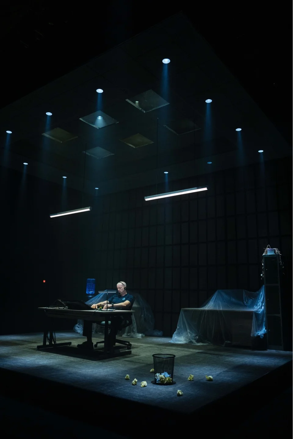 Russell-Tovey-in-THE-GUILTY-Donmar-Warehouse-2026-Photo-by-Helen-Murray-3