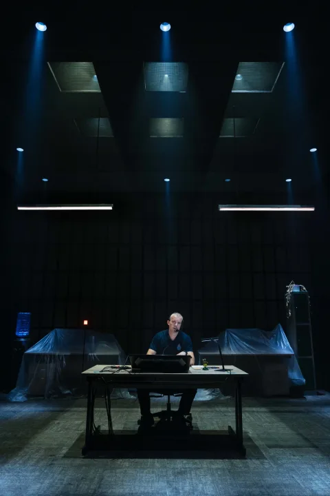 Russell-Tovey-in-THE-GUILTY-Donmar-Warehouse-2026-Photo-by-Helen-Murray-8