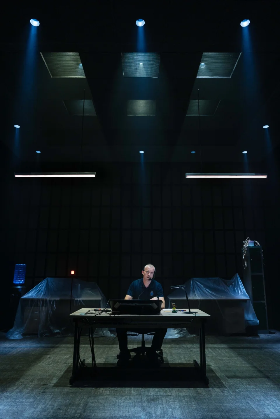 Russell-Tovey-in-THE-GUILTY-Donmar-Warehouse-2026-Photo-by-Helen-Murray-8