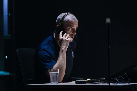 Russell-Tovey-in-THE-GUILTY-Donmar-Warehouse-2026-Photo-by-Helen-Murray-4
