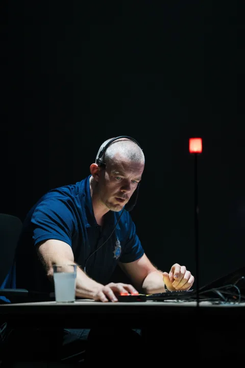 Russell-Tovey-in-THE-GUILTY-Donmar-Warehouse-2026-Photo-by-Helen-Murray-4_2026-07-08-104839_oxuh