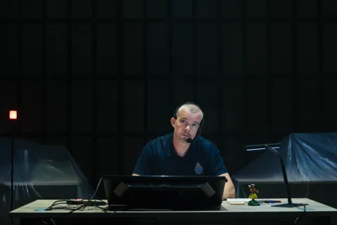 Russell-Tovey-in-THE-GUILTY-Donmar-Warehouse-2026-Photo-by-Helen-Murray-7